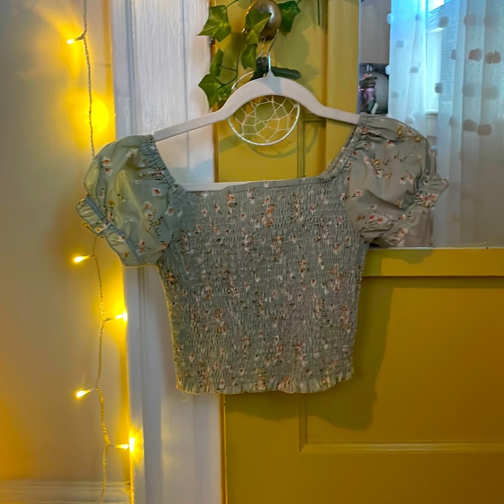 Ribbed flower shirt with puffy sleeves from Romwe. Light green and fairy core!